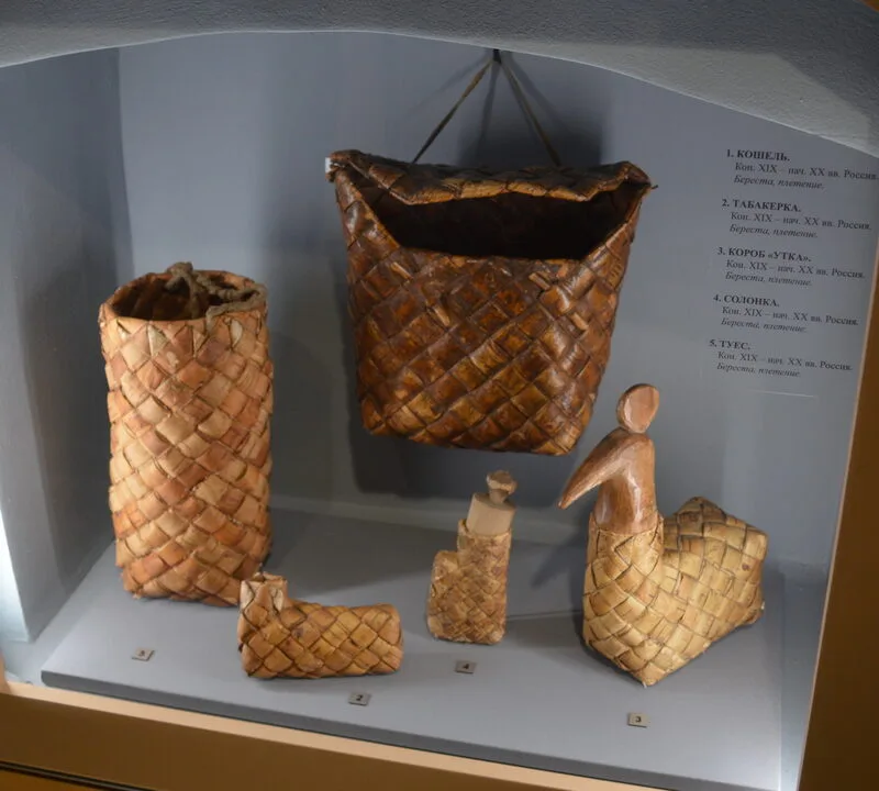 Collection d'objets en ecorce de bouleau (beresta) dans un musee russe : kochel, tabakarka, korob, solonka et tues