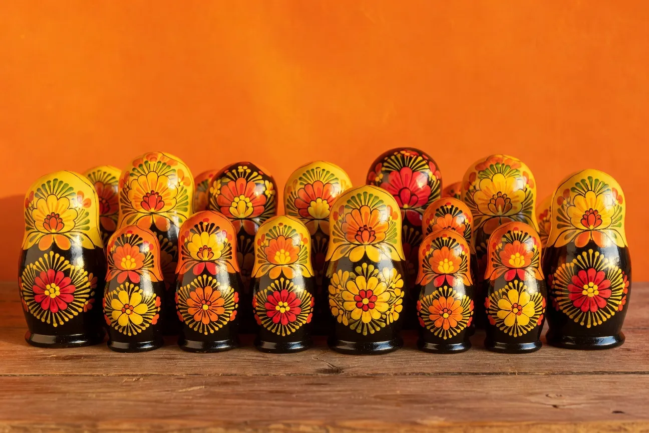 Matriochkas de l'école de Semionov — caractéristique fond blanc et bouquets de fleurs vifs