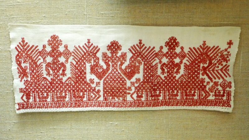 Broderie traditionnelle russe de Valday avec motifs geometriques anciens, region de Novgorod