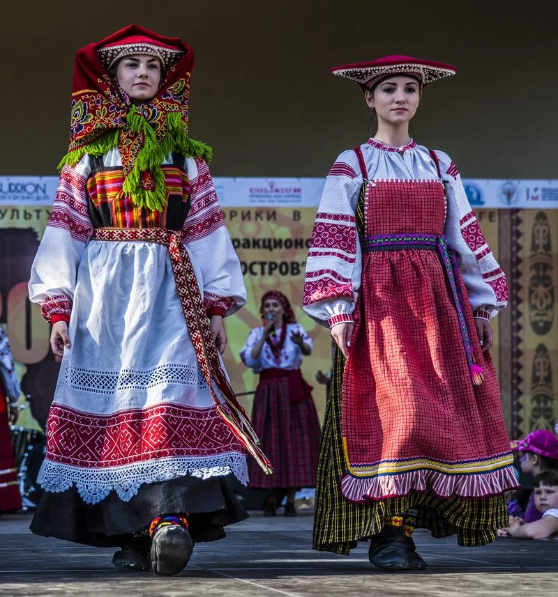 Costumes traditionnels russes avec sarafanes lors d'un festival folklorique