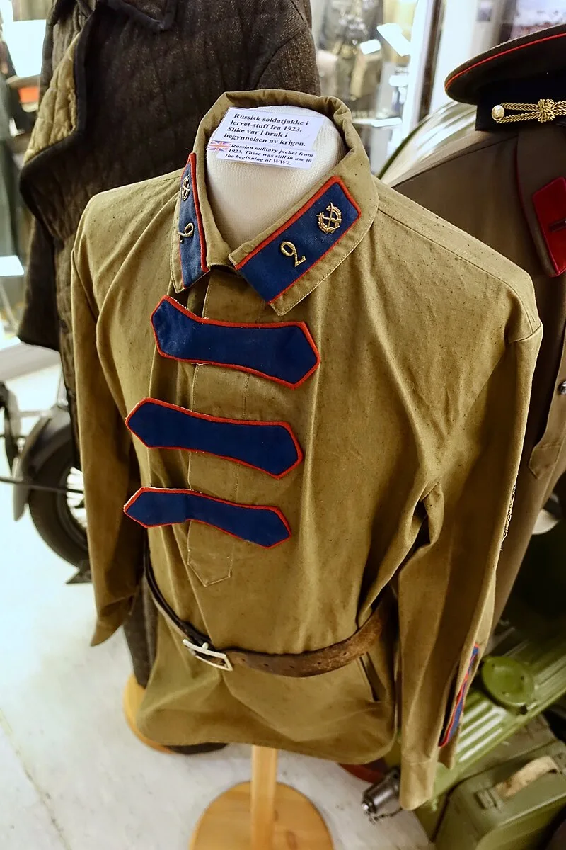 Gymnasterka : chemise militaire russe de cavalerie, modele 1923