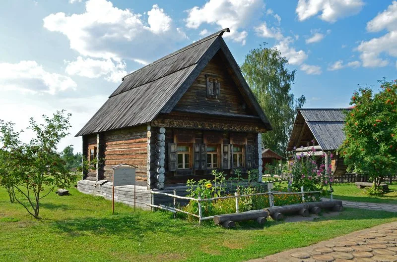 Izba russe traditionnelle en bois au musee d'architecture de Suzdal