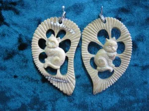 Bijou en ivoire de mammouth avec traces de croute coloree, signe d'authenticite